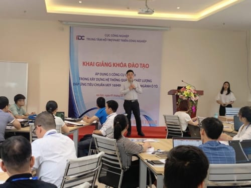 Anh Nguyễn Anh Tú – Chủ nhiệm đề án đại diện Ban điều phối chương trình chia sẻ về chương trình Đào tạo chuyên sâu, tư vấn hỗ trợ doanh nghiệp áp dụng 5 công cụ cốt lõi trong xây dựng hệ thống quản lý chất lượng đáp ứng tiêu chuẩn IATF 16949:2016 trong ngành ô tô”