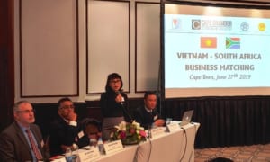 Trưởng đoàn XTTM Việt Nam Bùi Thị Thanh An trao đổi tại Hội thảo Kết nối Doanh nghiệp ở thành phố Capetown.