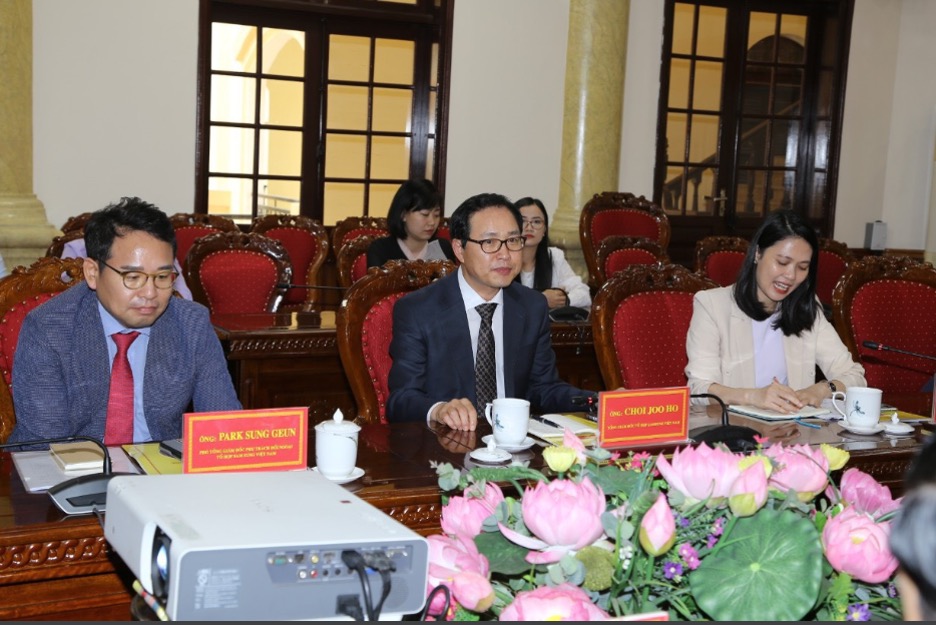 Ông Choi Joo Hoo Tổng Giám đốc Tổ hợp Samsung Việt Nam (người ngồi giữa)