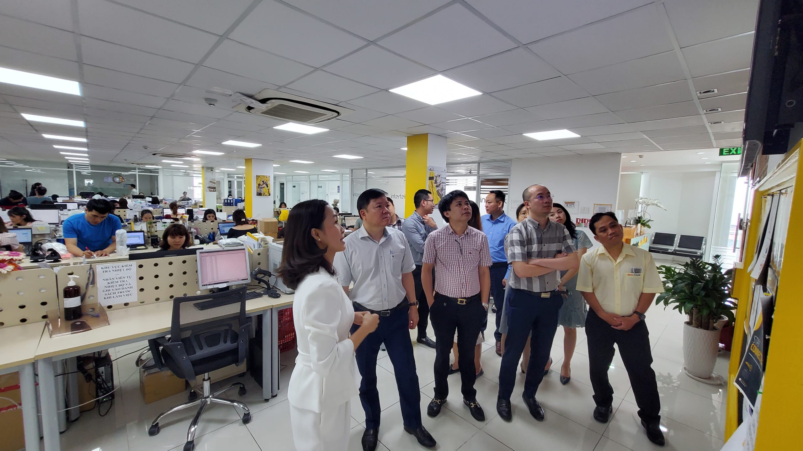 Đoàn công tác Cục công nghiệp tham quan cơ sở vật chất tại trụ sở Intertek Việt Nam