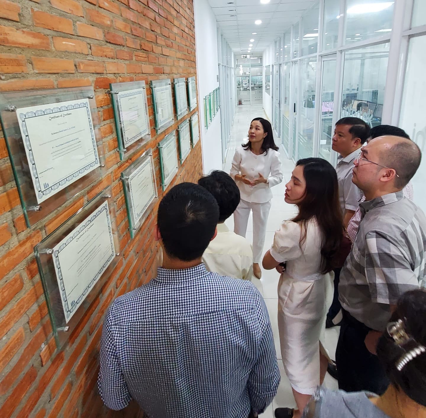 Đại diện Intertek Việt Nam giới thiệu chi tiết về hoạt động của công ty với đoàn làm việc Cục công nghiệp