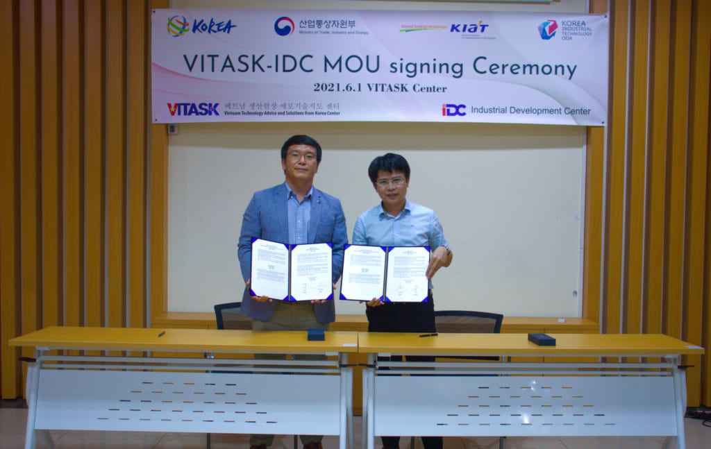 Phó Giám đốc VITASK An Kyoung Jin (bên trái) và Quyền Giám đốc IDC Đỗ Nam Bình (bên phải) đại diện hai bên ký Biên bản ghi nhớ