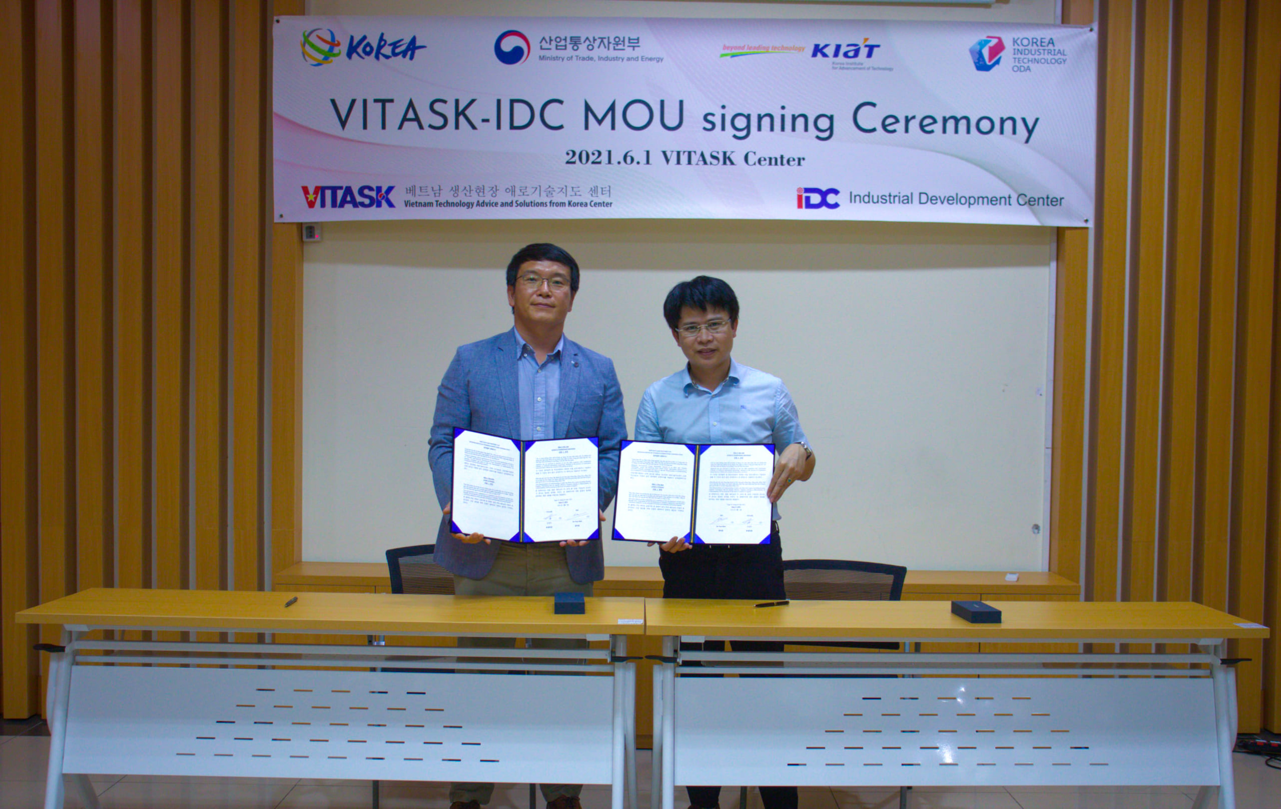Phó Giám đốc VITASK An Kyoung Jin (bên trái) và Quyền Giám đốc IDC Đỗ Nam Bình (bên phải) đại diện hai bên ký Biên bản ghi nhớ