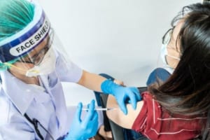 Người lao động cần nhanh chóng được tiêm vắc-xin Covid-19