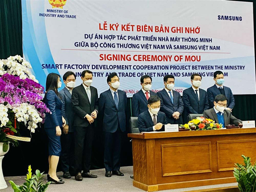 Lễ ký kết "Biên bản ghi nhớ hợp tác phát triển Nhà máy thông minh giữa Bộ Công Thương và Samsung Việt Nam”.