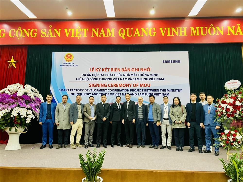 Đại diện các doanh nghiệp tham gia Dự án cùng Samsung Việt Nam chụp ảnh lưu niệm tại Lễ ký kết Biên bản ghi nhớ Hợp tác phát triển Nhà máy thông minh.