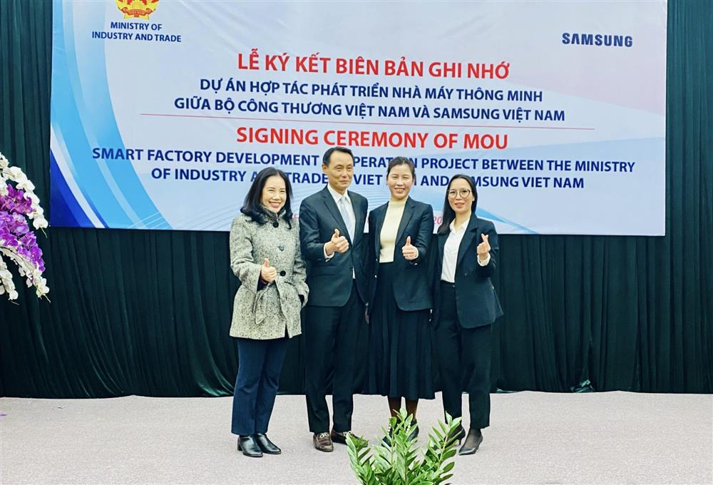 Đại diện các đơn vị phối hợp của dự án: Sở Kế hoạch Đầu tư Vĩnh Phúc, Hiệp hội Doanh nghiệp Điện tử Việt Nam cùng Samsung Việt Nam chụp ảnh lưu niệm tại buỗi lễ, sáng ngày 22/2/2022 tại Hà Nội.