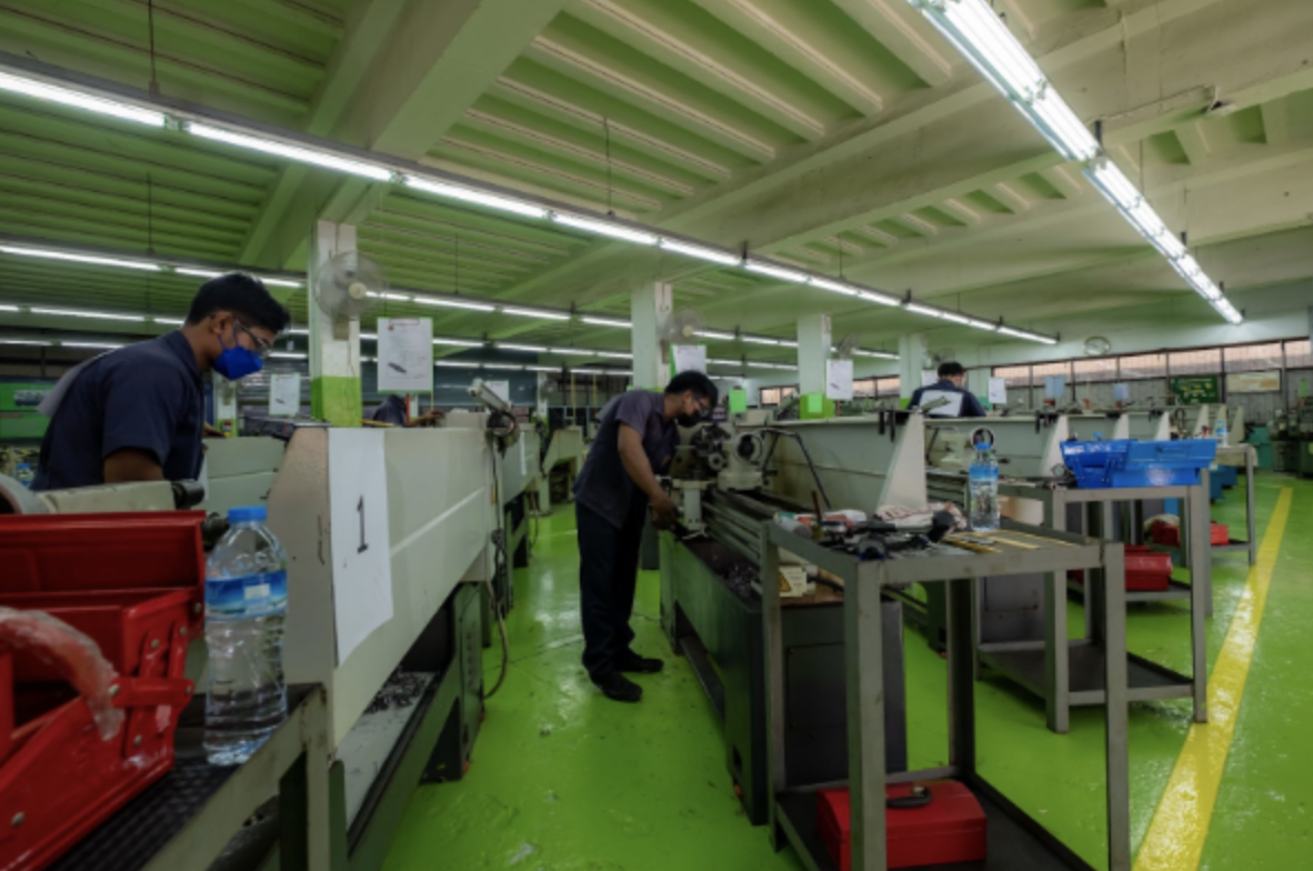 Công nhân làm việc tại nhà máy sản xuất của doanh nghiệp CNHT