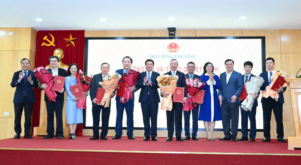 Hội nghị công bố các quyết định về công tác cán bộ chiều 4/3/2025. Ảnh Cấn Dũng